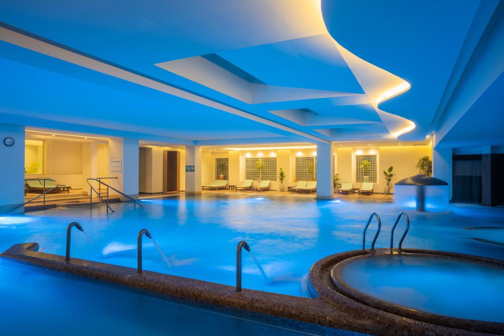 Royal Azur Thalassa 함마메트 외부 사진 The swimming pool at the hotel
