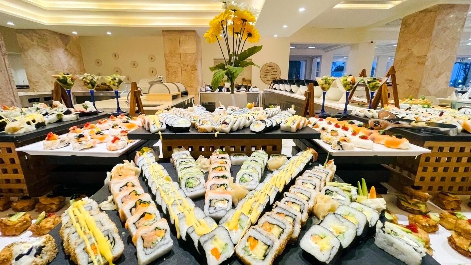 Royal Azur Thalassa 함마메트 외부 사진 Sushi at the buffet