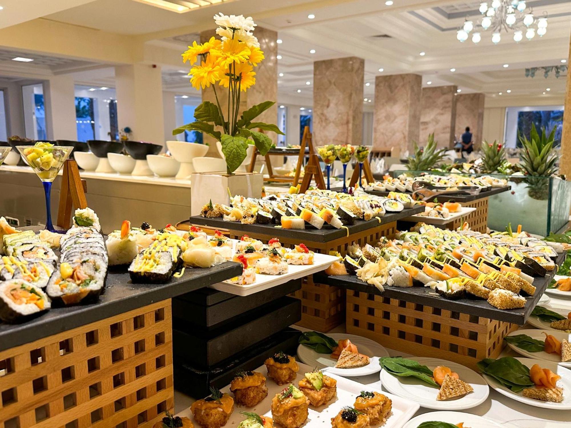Royal Azur Thalassa 함마메트 외부 사진 A buffet at a hotel