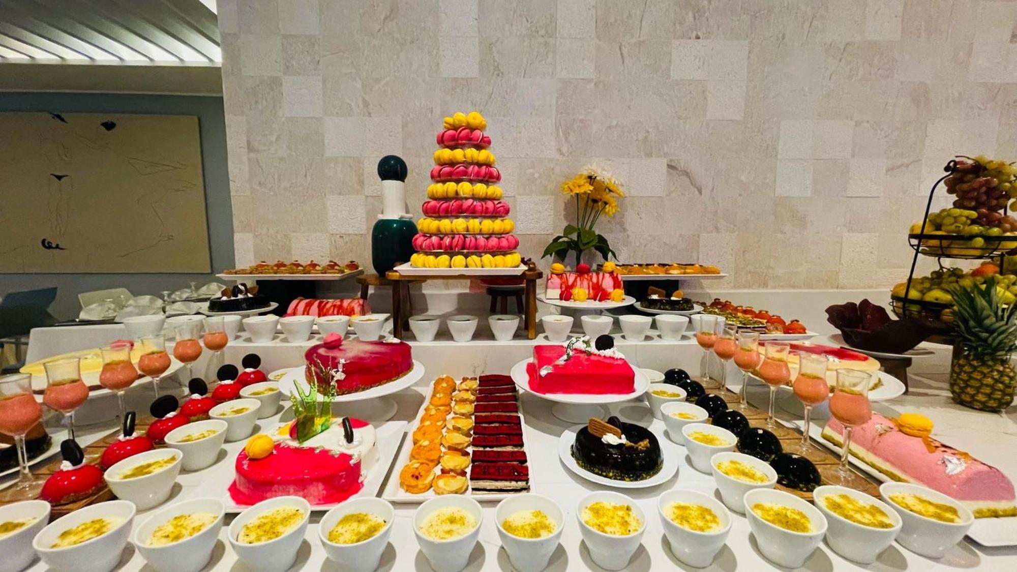 Royal Azur Thalassa 함마메트 외부 사진 A dessert buffet