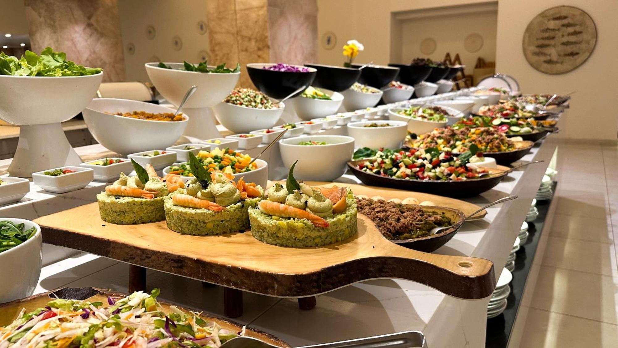 Royal Azur Thalassa 함마메트 외부 사진 A selection of salads at a buffet
